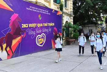 Ngay từ sáng sớm, tại điểm thi Trường THPT Việt Đức (quận Hoàn Kiếm), nhiều thí sinh đã có mặt để chuẩn bị cho buổi thi đầu tiên.