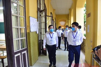 Chủ tịch UBND TP Hà Nội Nguyễn Đức Chung đi kiểm tra tại Điểm thi Trường THPT Phan Đình Phùng (Ba Đình, Hà Nội) (Ảnh: DUY LINH)