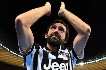Andrea Pirlo, huyền thoại của Juventus nay trở thành HLV trưởng.