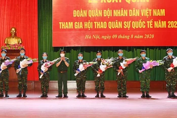 Trung tướng Nguyễn Văn Nghĩa tặng hoa cho các đội tuyển QĐND Việt Nam tham dự Army Games 2020. Ảnh: TRỌNG HẢI/ Báo Quân đội nhân dân.