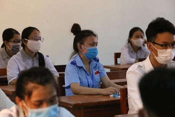 Thi sinh người Lào (áo xanh) tham dự kỳ thi tốt nghiệm THPT tại Quảng Bình. 