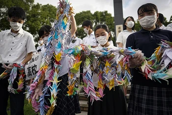 Người dân tưởng nhớ các nạn nhân vụ nổ bom hạt nhân ở Nagasaki. (Ảnh: EPA)