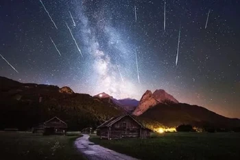 Mưa sao băng Perseid nhìn thấy trên dãy Alps vào năm 2018. Ảnh: Getty Images.