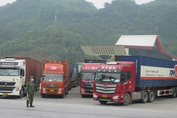 Các xe trở hàng hóa nông sản đang chờ làm thủ tục xuất khẩu qua Cửa khẩu Quốc tế Hữu Nghị, Đồng Đăng.