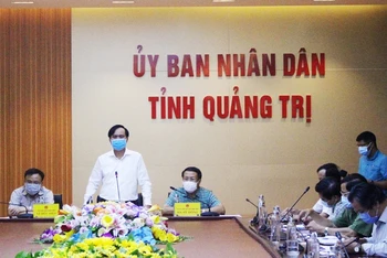 Chủ tịch UBND tỉnh Quảng Trị Võ Văn Hưng cùng hai Phó Chủ tịch tại cuộc họp khẩn về phòng, chống Covid-19.