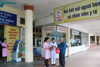 Từ sáng 10-8, Bệnh viện đa khoa tỉnh Quảng Trị tạm dừng tiếp bệnh nhân, tiến hành khử trùng vệ sinh bệnh viện, phòng chống Covid-19.