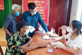 Chi trả hỗ trợ người dân gặp khó khăn do dịch Covid-19 ở Đà Nẵng (Ảnh: Anh Đào).