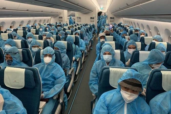  Toàn bộ hành khách và tổ bay được trang bị đồ bảo hộ toàn thân trong suốt hành trình về Việt Nam. (Ảnh: Bộ GTVT)