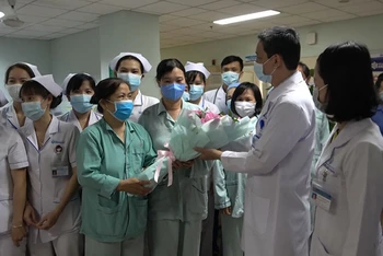 Lãnh đạo Bệnh viện đa khoa Đồng Nai tặng hoa cho bệnh nhân Khoa Ung bướu sau khi dỡ bỏ cách ly.