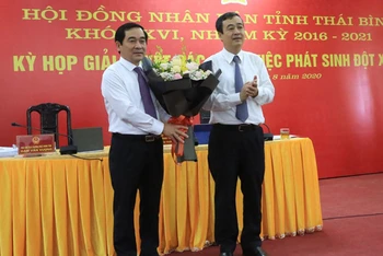 Bí thư Tỉnh ủy Thái Bình Ngô Đông Hải tặng hoa chúc mừng ông Nguyễn Tiến Thành (bên trái) được bầu giữ chức Chủ tịch HĐND tỉnh.