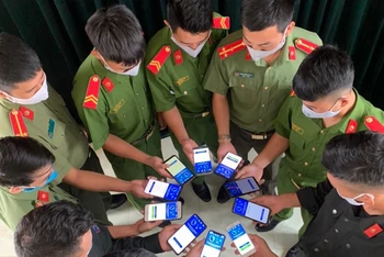 Các lực lượng bộ đội biên phòng ở Lai Châu cài ứng dụng Bluezone.