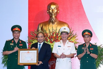 Ngày 12-8-2016, Thủ tướng Nguyễn Xuân Phúc trao Huân chương Độc lập hạng nhì tặng Ban quản lý Lăng Chủ tịch Hồ Chí Minh nhân kỷ niệm 40 năm Ngày truyền thống.