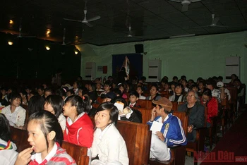 Khán giả nhiều lứa tuổi ở Phú Yên đến xem các chương trình phim miễn phí trong khuôn khổ LHP 17.