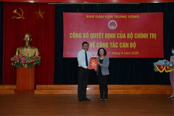 Đồng chí Trương Thị Mai trao quyết định của Bộ Chính trị cho đồng chí Nguyễn Hồng Lĩnh.