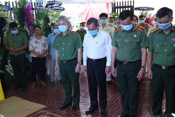 Lãnh đạo Bộ Công an, lãnh đạo tỉnh Bình Dương và Ban Giám đốc Công an tỉnh viếng đám tang Đại úy Lê Thanh Hải.