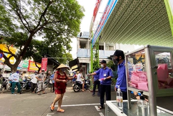 Người dân Đà Nẵng ngày đầu đi chợ bằng phiếu.