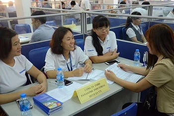 Phiên giao dịch việc làm tại Trung tâm Dịch vụ việc làm Hà Nội (Ảnh: HCES).