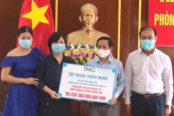 Lãnh đạo Ủy ban MTTQ Việt Nam tỉnh tiếp nhận hỗ trợ từ doanh nghiệp.