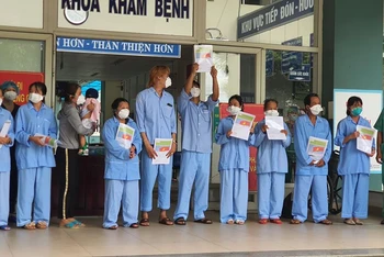 Thứ trưởng Nguyễn Trường Sơn chúc mừng 10 bệnh nhân tại Đà Nẵng khỏi bệnh.