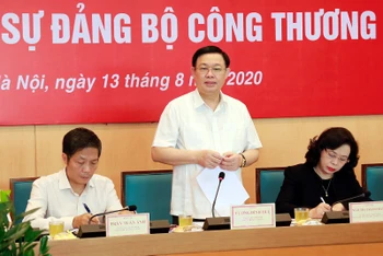 Đồng chí Vương Đình Huệ, Ủy viên Bộ Chính trị, Bí thư Thành ủy phát biểu ý kiến tại hội nghị.