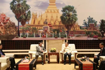 Đại sứ Nguyễn Bá Hùng (trái) khẳng định, Mặt trận Lào Xây dựng đất nước ngày càng có chỗ đứng vững chắc trong lịch sử cách mạng Lào.