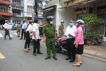 Lực lượng chức năng kiểm tra công tác phòng, chống dịch bệnh trên đường Hồ Văn Đại, TP Biên Hòa. 