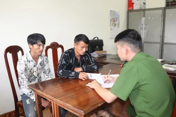 Đối tượng Hờ A Trầu và Hờ A Lái tại Cơ quan Cảnh sát điều tra Công an huyện Điện Biên Đông.