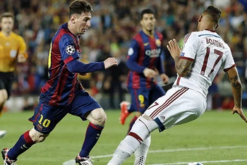 Pha “té ngã” kinh điển của Jerome Boateng trước sự xuất thần của Messi. (Ảnh: the18.com)