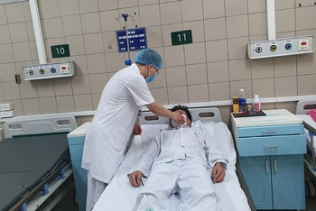 Bệnh nhân ngộ độc thiếc đang điều trị tại Trung tâm Chống độc, BV Bạch Mai.