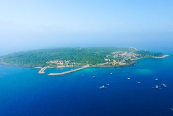 Đảo Cồn Cỏ- vùng đảo nhỏ xanh ngắt giữa biển khơi (Ảnh: quangtri.gov) 