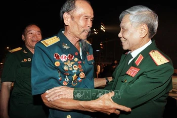 Nguyên Tổng Bí thư Lê Khả Phiêu gặp lại đồng đội cũ ngày 8-10-2010. Ảnh: TTXVN.