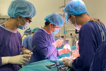PGS, TS Đinh Ngọc Sơn thực hiện ca phẫu thuật gù vẹo cột sống.