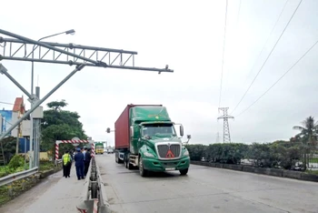 Thanh tra Sở Giao thông vận tải Hải Phòng và Hải Dương phối hợp thực hiện ngăn chặn xe quá tải.