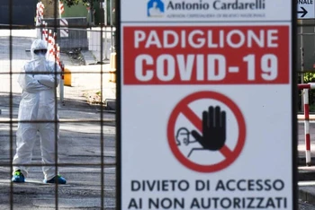 Biển cảnh báo tại Bệnh viện Cardarelli (Naples, Italy). (Ảnh: EPA)