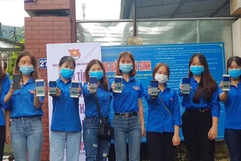 Thanh niên tình nguyện tham gia tuyên truyền cài đặt ứng dụng Bluezone ở Lai Châu.