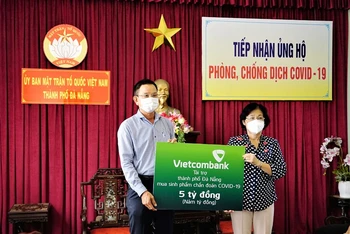 Đại diện Vietcombank, ông Nguyễn Quang Việt – Giám đốc Vietcombank Đà Nẵng trao tặng số tiền 5 tỷ đồng, hỗ trợ TP Đà Nẵng mua sinh phẩm chẩn đoán Covid-19.