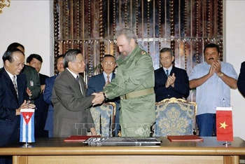 Tổng Bí thư Lê Khả Phiêu và Bí thư thứ nhất Đảng Cộng sản Cuba Phidel Castro sau lễ ký Tuyên bố chung Việt Nam - Cuba, tại thủ đô La Habana, trong chuyến thăm hữu nghị chính thức Cuba từ 7 đến 14-7-1999. Anh: TTXVN.