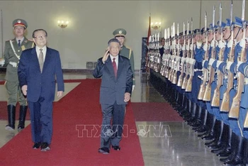Tổng Bí thư Lê Khả Phiêu và Tổng Bí thư, Chủ tịch Trung Quốc Giang Trạch Dân duyệt đội danh dự Hải lục không quân Trung Quốc trong chuyến thăm hữu nghị chính thức Trung Quốc từ 25-2 đến 3-3-1999. Ảnh: TTXVN.