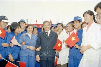 Tổng Bí thư Lê Khả Phiêu với công nhân Nhà máy đường Cao Bằng ngày 17-12-1998. Ảnh: TTXVN.