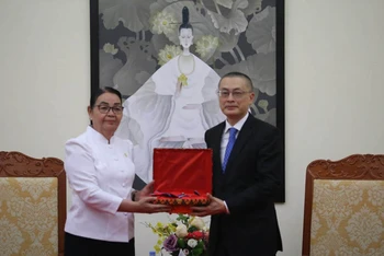 Trao huân chương cao quý dành cho cố Đại sứ Ngô Điền
