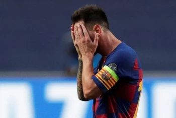 Lionel Messi ôm mặt thất vọng trong thất bại lịch sử của Barca. 