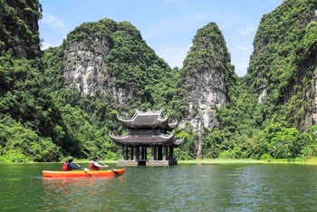 Tự chèo thuyền kayak để cảm nhận rõ vẻ đẹp của Tràng An. (Ảnh: KDLSTTA)