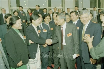 Tổng Bí thư Lê Khả Phiêu nói chuyện với các đại biểu dự Đại hội đại biểu Đảng bộ thành phố Hà Nội lần thứ XIII, nhiệm kỳ 2000-2005. Ảnh: TTXVN.