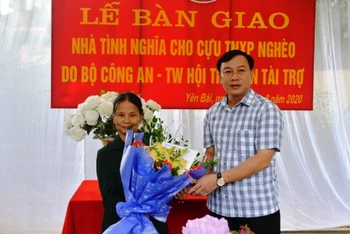 Ông Hoàng Xuân Đán trao nhà tình nghĩa cho cựu TNXP Trần Thị Lan, tại xã Tuy Lộc, TP Yên Bái, sáng 15-8.
