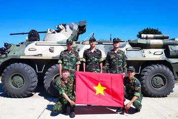 Năm thành viên đội tuyển Quân đội nhân dân Việt Nam tham gia cuộc thi “Bầu trời quang đãng” trong khuôn khổ Army Games 2020.