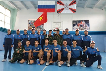 Đội tuyển Công binh Việt Nam giành Cúp vàng bóng chuyền trong khuôn khổ Army Games 2020. Ảnh: TUẤN LỰC.