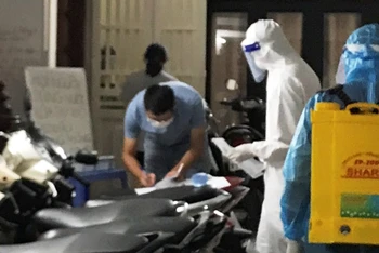  Đội phản ứng nhanh của Trung tâm Y tế quận Thanh Xuân phun khử trùng nơi có ca dương tính với SARS-CoV-2. (Ảnh: Báo KTĐT)