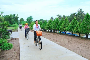 Huyện U Minh có hơn 570 km đường nông thôn, thuận lợi trong đi lại và thúc đẩy giao thương hàng hóa.