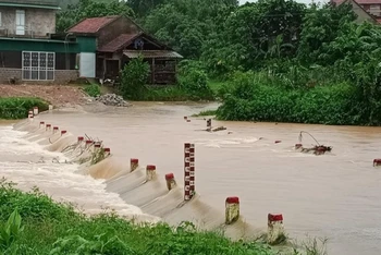 Cầu tràn Nam Hả Trong, xã Nam Sơn, huyện Ba Chẽ bị ngập, gây ách tắc giao thông.