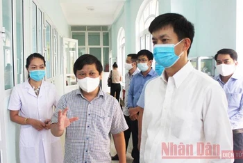 Bí thư Tỉnh ủy Quảng Trị Lê Quang Tùng (bên phải) thăm động viện cán bộ, nhân viên CDC Quảng Trị .